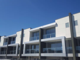 SEMI FRAMELESS POST WITH OFFSET HANDRAIL (1)