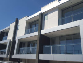 SEMI FRAMELESS POST WITH OFFSET HANDRAIL (7)